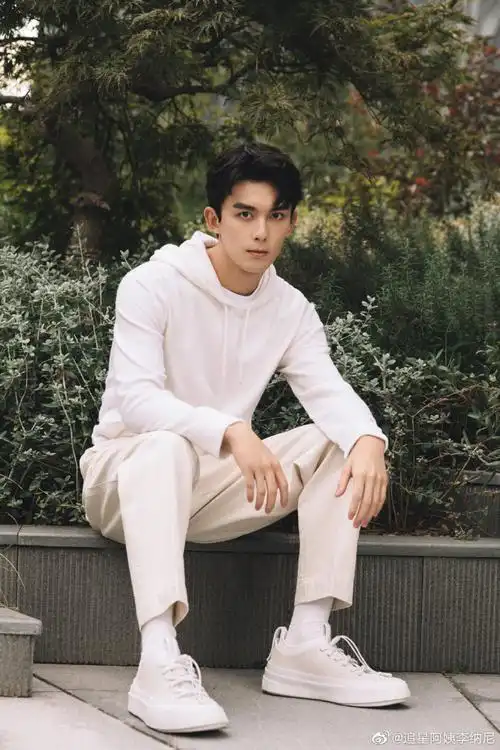 吴磊户外山岭随拍##吴磊户外背影照