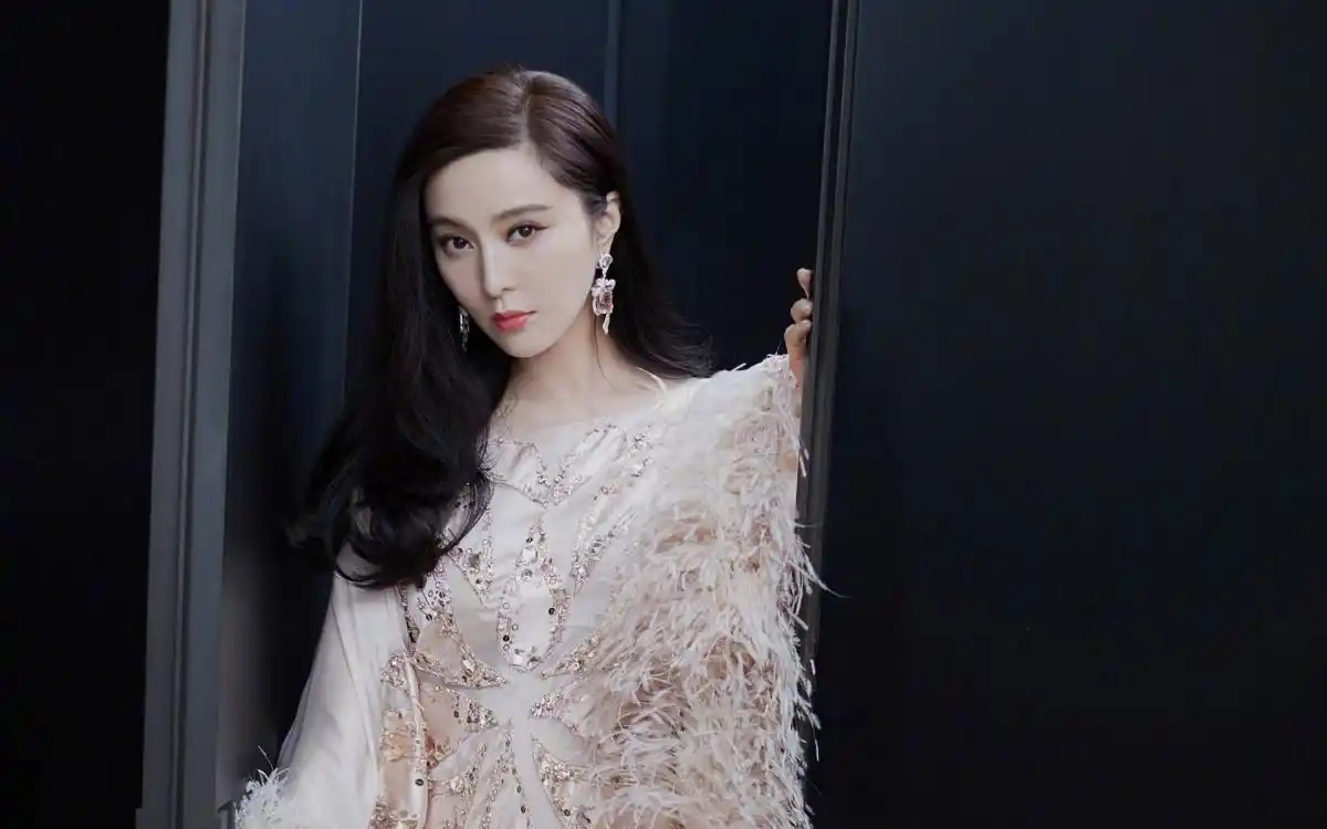 范冰冰羽毛裙写真图片-美女壁纸-高清美女图片-第7图-娟娟壁纸