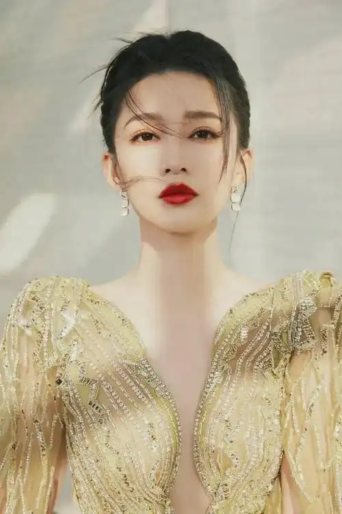 李沁的金色露背裙:闪耀红毯的时尚之星