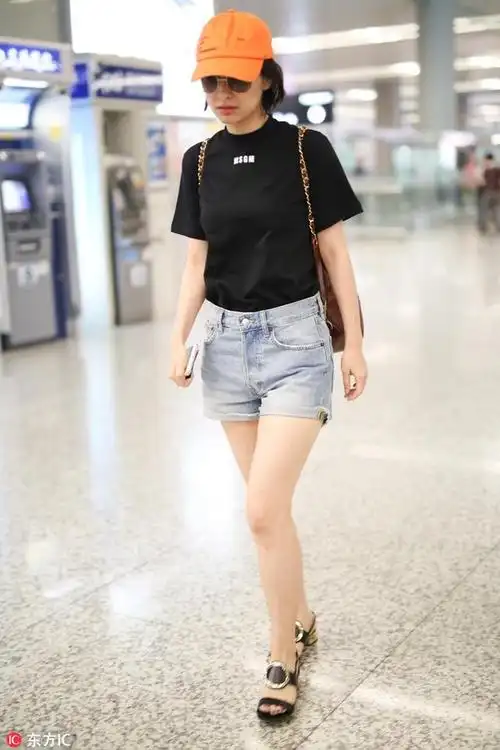 吴昕短裤露白嫩美腿 上围傲人优雅甜笑