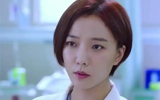 不仅如此,王珞丹还内外兼修,多才多艺,尤其在书写方面功夫比较到位