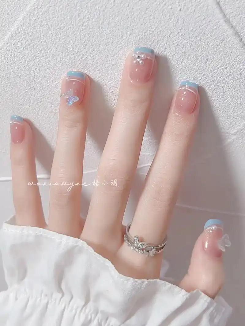 奶蓝色做法式～真的太夏天啦～#美甲治愈一切 #氛围感穿戴甲款式推荐