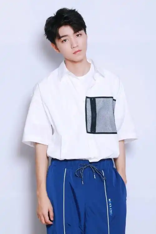 分享20岁的王俊凯原图一组 又是疯狂收图的一天