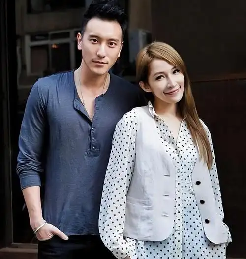 色字是刮骨刀,44岁萧亚轩脸凹陷显老,网友:"纵欲"的代价!