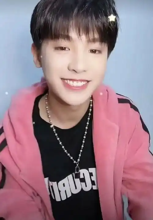 黄明昊粉色外套