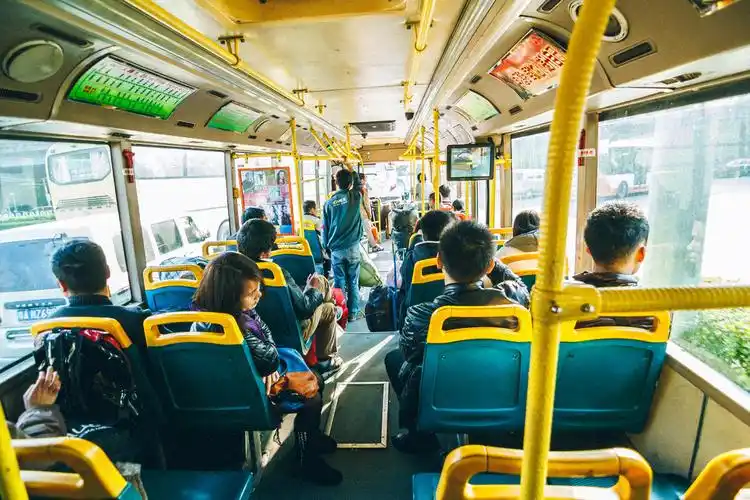 坐在公交车总能看到这个小空间的小社会