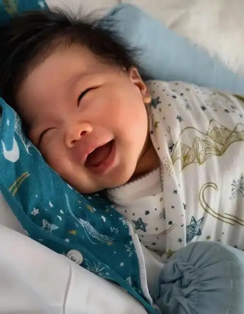 据悉,郑恺的前女友王思聪前女友有了宝宝,且与现任老公秀恩爱官宣生女