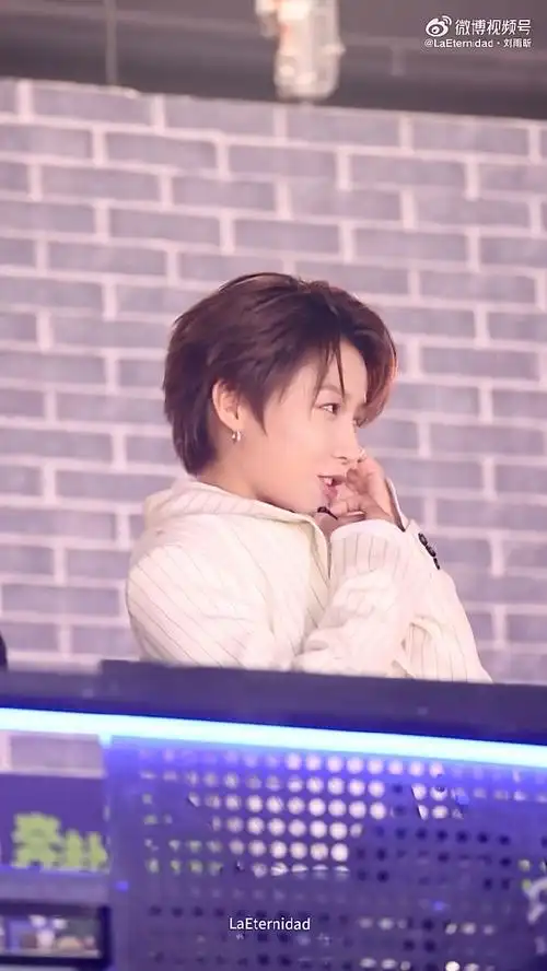 抱歉啊一露齿笑真的扛不住  #刘雨昕广州录制鹅新音综