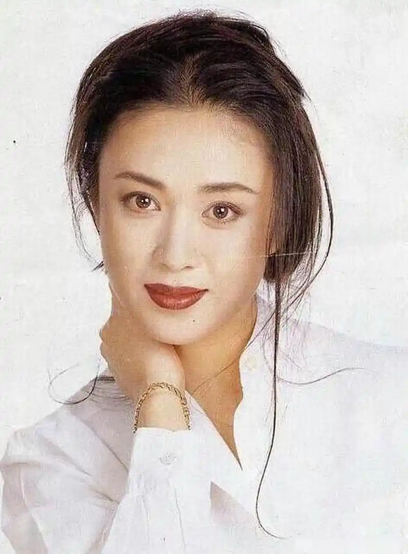 年轻时候的傅艺伟