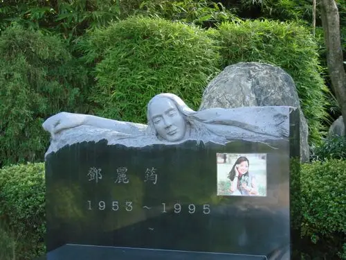 人面不知何处去,歌声依旧在人间——游邓丽君墓