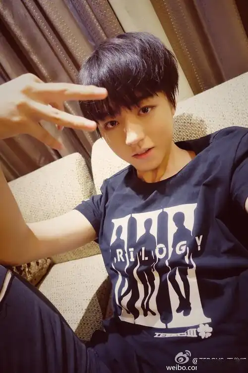 未成年时的王俊凯自拍合集其实我们的小俊很会拍照