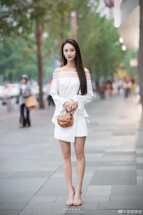 成都街拍精选2019年4月近期拍到的一些小姐姐