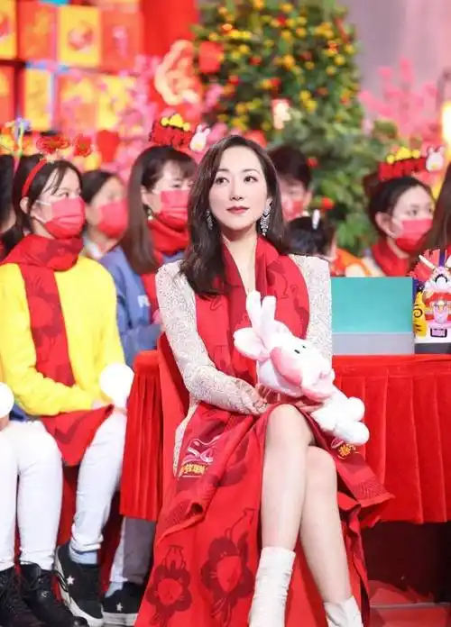 韩雪脚穿奶白色的尖头短靴,露出两条雪白的美腿真优雅,真性感_穿着