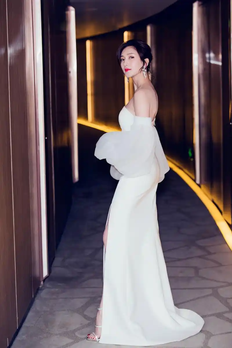 江疏影香肩红唇性感迷人