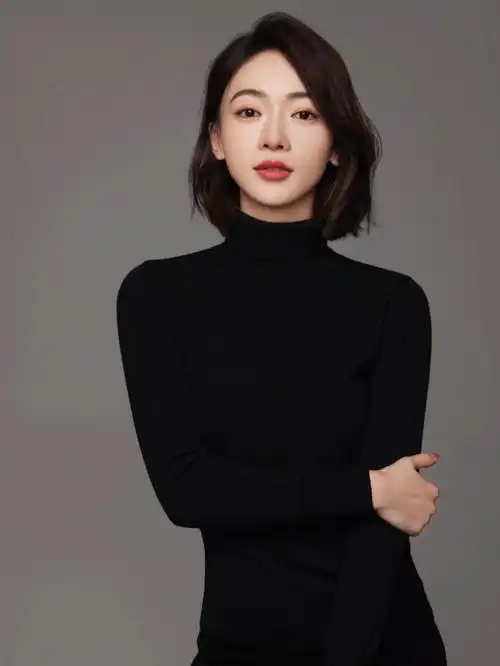 欢娱影视演员吴谨言黑色毛衣写真今日释出