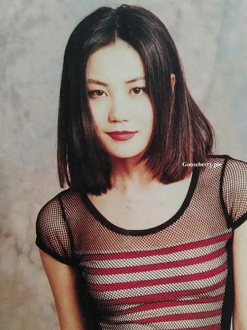 王菲年轻时可真美,怎么时髦怎么来,肤白腿长真吸睛!