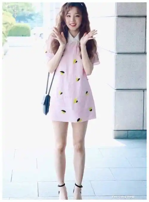 宋雨琦这腿绝了,看起来120斤,却将"毒液袜"当鞋穿,优秀_时尚_穿着