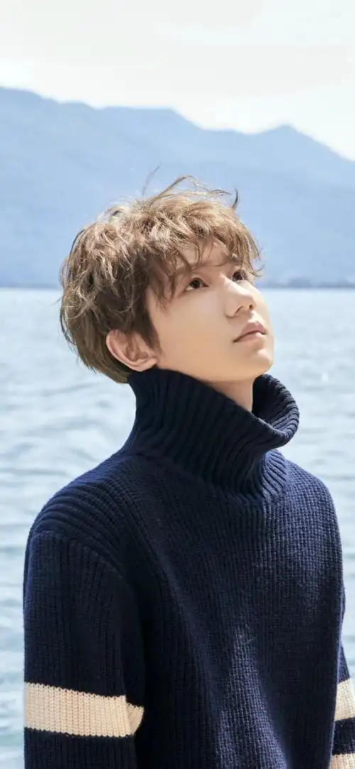 王源毛衣卷毛造型##王源23岁且放青山远