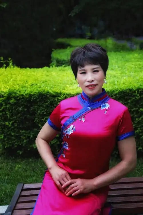 惊艳旗袍秀 醉倒齐盛湖