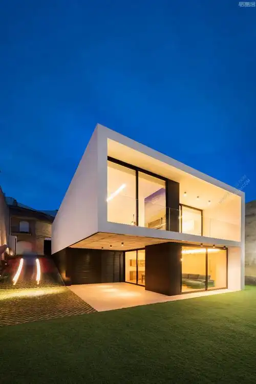 国外住宅设计案例:可以欣赏山丘和山谷美景的大型开放住宅空间,**新