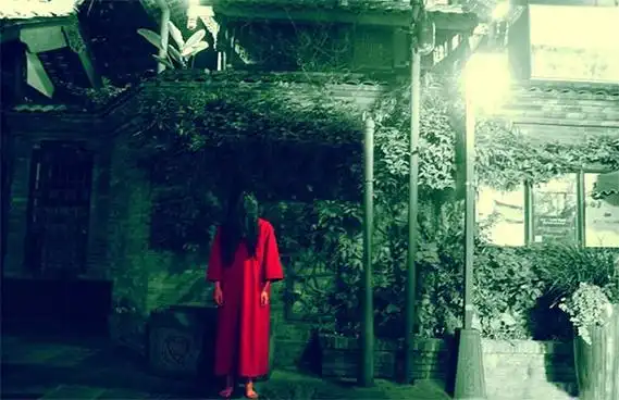 寻死的人换上一身红衣,在死前会发下毒誓:"我死后要变成厉鬼,一定不会