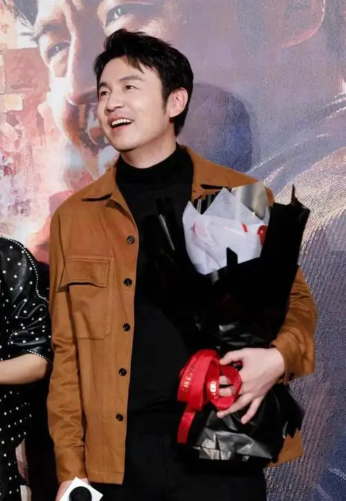 演员雷佳音,老婆是吵架吵来的,和岳母处得像姐弟