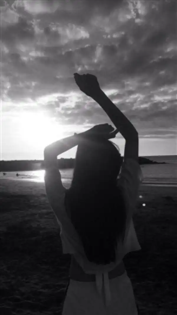 伤感背影黑白图片你我已陌生