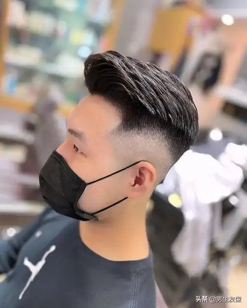 男生别嫌弃"两边铲"发型,这3款真的很帅气,谁剪谁好看