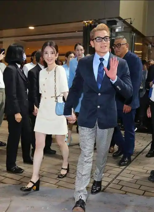 事实证明,这就是57岁郭富城"抗胖"的秘诀:衣服不紧,头发不盖耳朵_发型