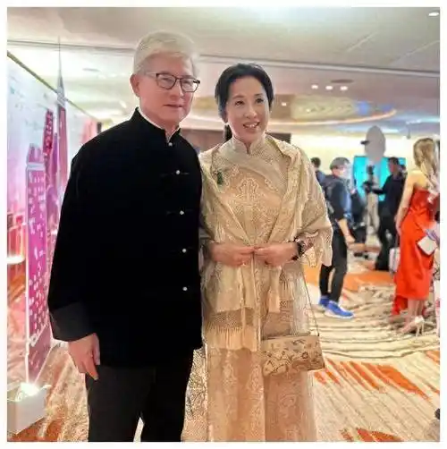 罗康瑞夫妇盛宴朱玲玲翠绿优雅罗宝瑜神情冷漠