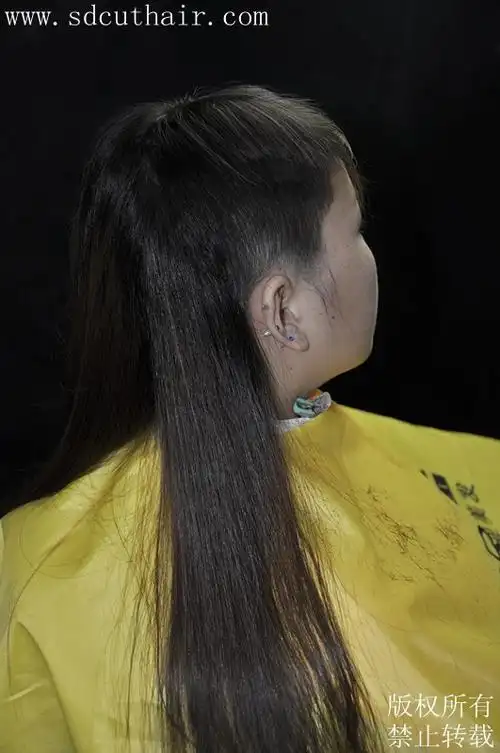 姑娘披肩长发剃成板寸深度0075