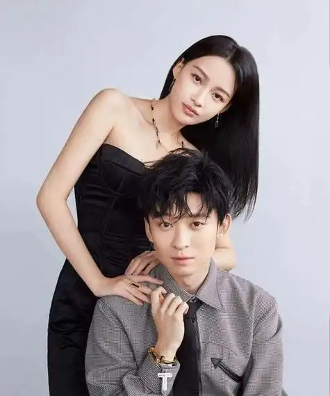 董子健为女儿庆生,体谅孙怡去时装周独自布置,街上抱女儿搞怪