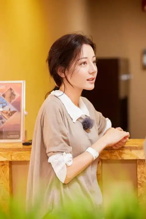 迪丽热巴超话#花儿与少年#攀上金色的岩壁,大步向前,从不缺乏挑战自己