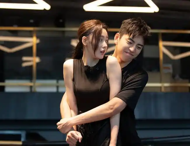 张天爱送别哥哥电梯门关上后她下意识的反应感情是装不出来的