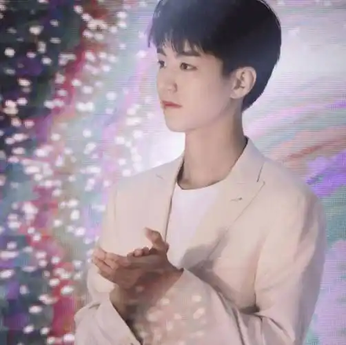 王俊凯的"抽烟照"火了,镜头拉近放大后,小螃蟹们:你尽情的抽_因为