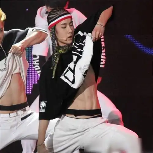 本以为120斤的王一博很精瘦,当他换上背心:这身材man爆了!