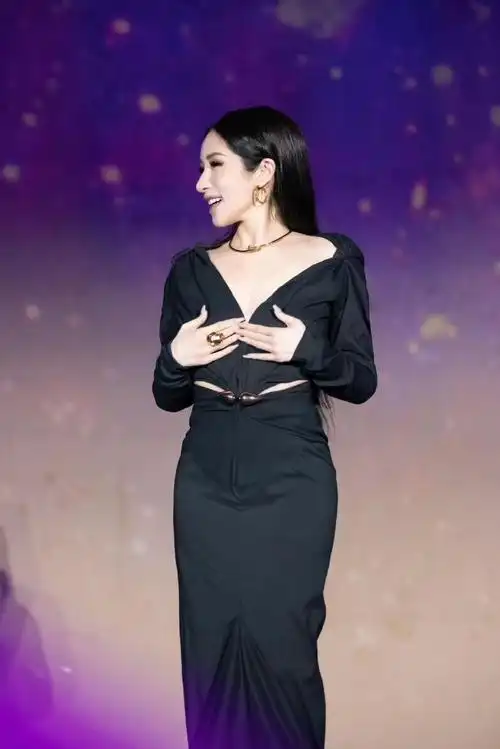 萧亚轩轩然归零发布会##萧亚轩礼服反穿##美出圈