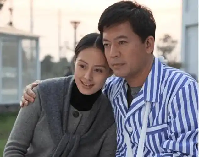 回顾演员何政军我这辈子最正确的决定就是娶了一个平凡的妻子