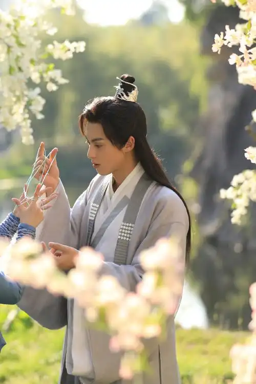 王鹤棣超话94#王鹤棣遇龙#查收片场花絮之氛围感·翻花绳