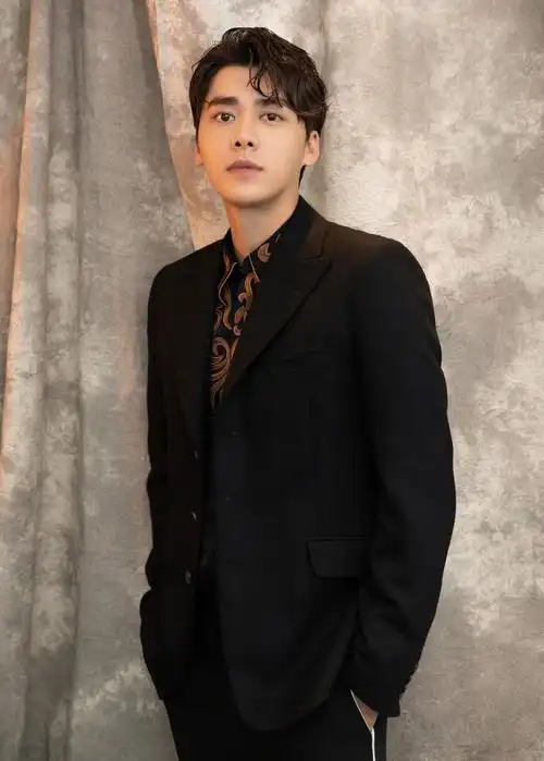 李易峰亮相某活动 黑色西装帅气有型_高清图集_新浪网