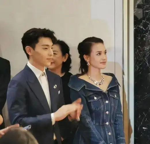 当天舒淇穿着一身牛仔裙,露出了美丽的天鹅颈,脖子上的项链也很吸睛.