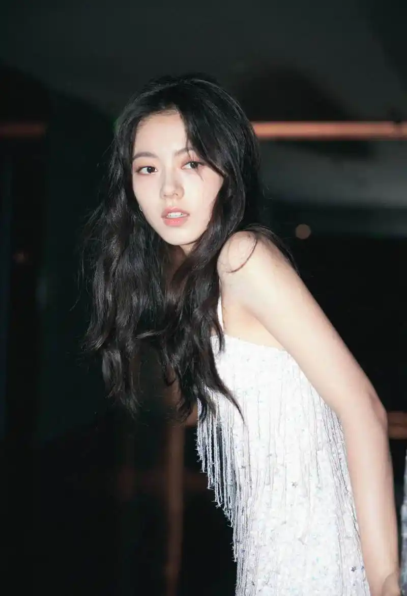 赵今麦白色流苏抹胸裙造型写真