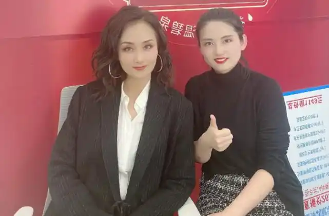 "富婆"李颖罕晒生活照,54岁穿半身裙跳舞似少女,直播捞金停不下来