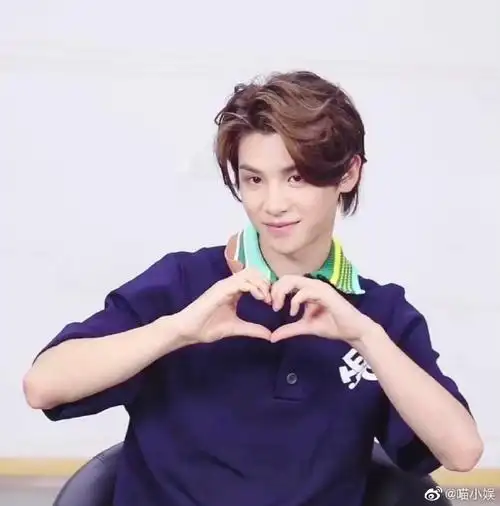 爱心无限发射biubiubiu～nana们快来接收一下#黄明昊#@jjjustin0219