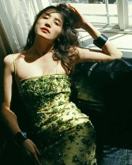 41岁宋佳穿抹胸裙秀事业线!半躺沙发锁骨明显,领口大开露出内搭