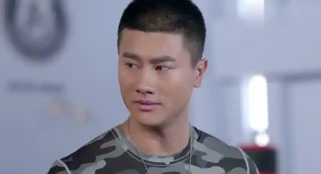 麻辣变形计:硬核教官竟只用25秒,就把四位学员给打倒了