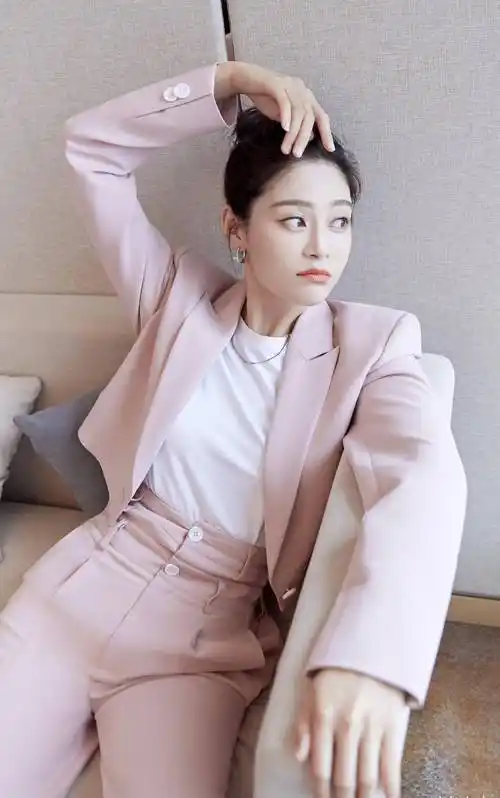 王媛可把高腰裤穿得好美,37岁秀小蛮腰,粉套装白t瞬减十岁_影响_休闲