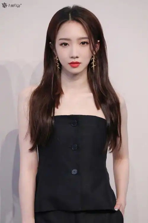 孟美岐长发红唇冷艳写真图片710