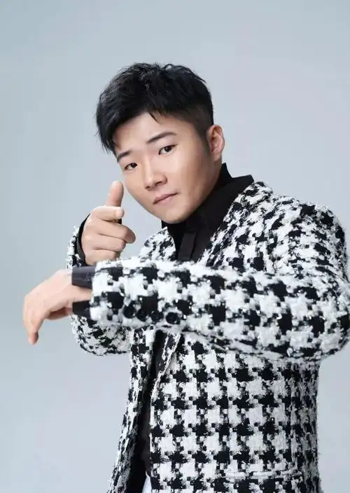 白小白著名音乐制作人林华勇他被称作流行情歌音乐人唱哭了无数少男