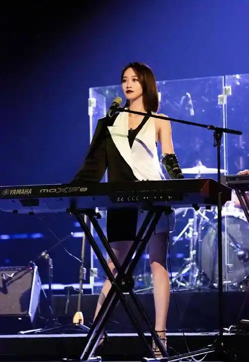 舞台上的蓝盈莹真拉风,穿吊带亮片短裤配长筒靴,细腰长腿好迷人_黑色